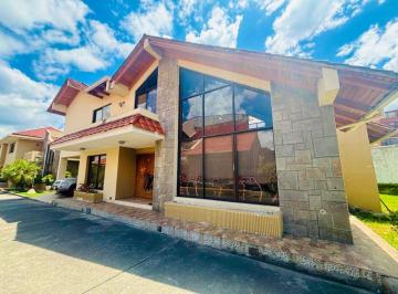 Casa de 3 habitaciones, Cuenca · Casa en Venta en Totoracocha