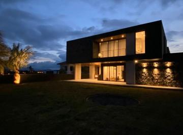 Casa de 4 habitaciones, Quito · Vendo Casa de Lujo Urbanizaciòn El Ingenio a Lado del Club Los Arrayanes