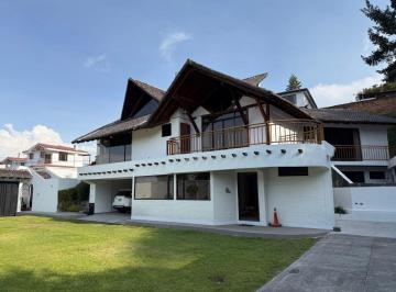 Casa de 5 habitaciones, Quito · Casa con Áreas Verdes