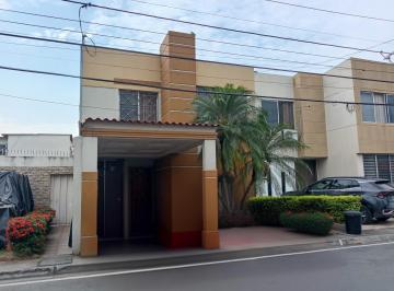 Casa · 148m² · 5 Habitaciones · 1 Estacionamiento · Casa en Venta en La Urb. Cataluña, Samborondón Chrs