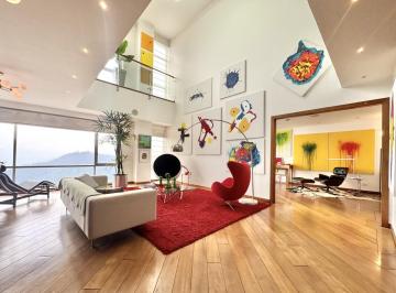 Sala principal a doble altura · Departamento Penthouse Dúplex de Venta con Vista en La González Suárez