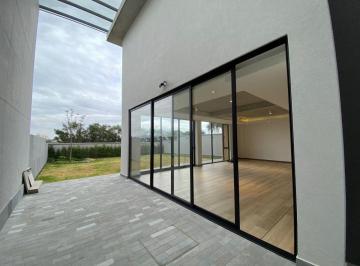 Casa de 4 habitaciones, Quito · En Venta Casa Moderna a Estrenar de 4 Dorm. en Urb. Campo Alegre