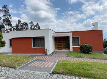 Casa de 4 habitaciones, Quito · Exclusiva Propiedad en Nayón: 1,279 m² de Naturaleza con Potencial Constructivo