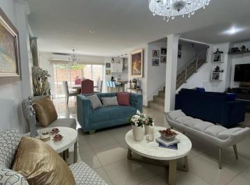 Sala comedor y cocina abierta · Casa con Piscina en Venta Napoli Vía Salitre | Aurora Vanro