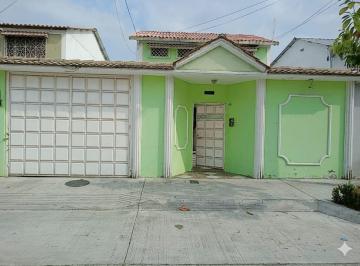 Casa de 4 habitaciones, Guayaquil · Venta Casa en Urb. Samanes 5