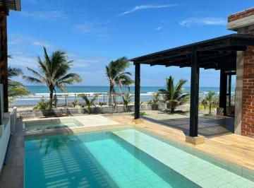 Casa · 200m² · 3 Habitaciones · 4 Estacionamientos · Venta Casa Cojimies, Frente Al Mar