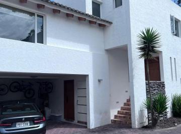 Casa · 306m² · 3 Habitaciones · 2 Estacionamientos · Vendo o Rento Casa en San Juan Alto de Cumbaya en Conjunto Privado