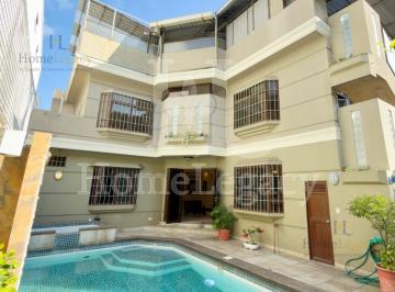 Casa · 280m² · 4 Habitaciones · 2 Estacionamientos · Alquiler de Casa con Piscina y Garaje en Kennedy Am