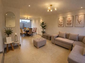 Casa de 3 habitaciones, Quito · Casa Segura con Garita de Guardia + Salón Comunal