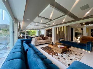 Casa · 506m² · 4 Habitaciones · 4 Estacionamientos · Venta de Casa de Lujo en Nayón - Urbanización Exclusiva - Piscina Privada