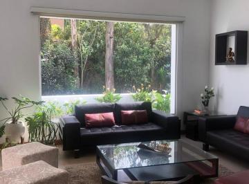Casa · 306m² · 3 Habitaciones · 2 Estacionamientos · Moderna Casa en Conjunto Privado en San Juan de Cumbayá
