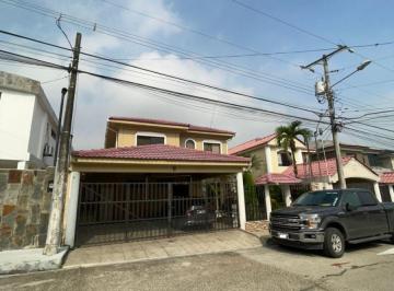 Casa de 4 habitaciones, Guayaquil · Ceibos Norte - Amplia Casa con Piscina en Venta!