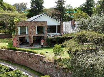 Casa de 4 habitaciones, Quito · Casa de Venta en Tumbaco Urbanización La Viña