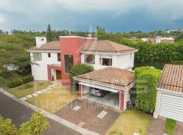 Casa · 460m² · 3 Habitaciones · 2 Estacionamientos · Por La Viña, Hermosa Casa Elegante, $550.000