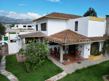 Casa · 530m² · 6 Habitaciones · 4 Estacionamientos · Casa Colonial en Venta, Valle de Los Chillos, Urb. San German, 6 Dorm, 900 m² Terreno