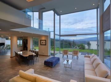 Casa · 600m² · 3 Habitaciones · 4 Estacionamientos · casa Amoblada en Renta en Nayon | Quito, Ecuador