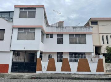 Casa · 294m² · 6 Habitaciones · 1 Estacionamiento · Casa en Ibarra