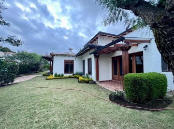 Casa de 3 habitaciones, Quito · En Venta Casa Rústica con Jardín Privado Dentro de Urbanizacion de Lujo - Cumbaya