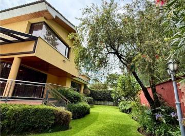 Casa de 3 habitaciones, Quito · Amplia Casa en Venta en Urbanizacion Campo Alegre - Monteserrin