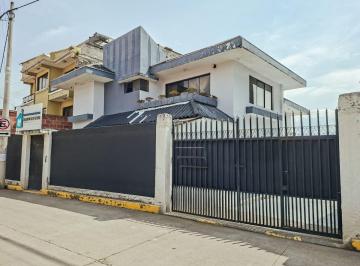 Casa de 4 habitaciones, Cuenca · Casa de Venta en Cuenca, Sector Av Loja, con Amplia Área Verde