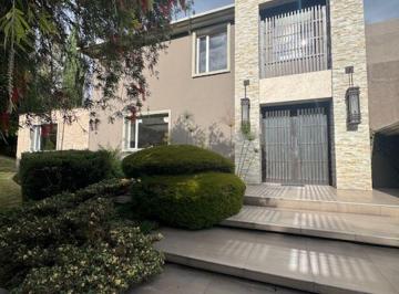 Casa de 5 habitaciones, Quito · $735.000: 1475 m² Terreno: en Urbanizacion, Piscina, Areas Sociales Amplias