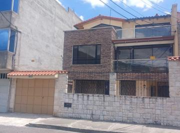 Casa de 8 habitaciones, Quito · Casa Rentera en Venta 296 m². Construcción, Terreno 275 m². La Gatazo - Sur de Quito