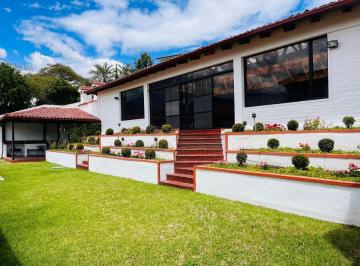 Casa · 838m² · 3 Habitaciones · 2 Estacionamientos · Casa en Cumbayá