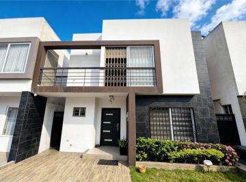 Casa de 3 habitaciones, Machala · Casa con Piscina en Venta en Urb Celessia - Machala