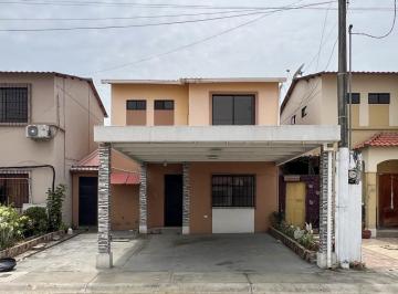 Casa · 127m² · 3 Habitaciones · 2 Estacionamientos · Casa de Dos Plantas en Venta