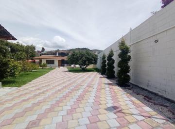Casa · 300m² · 4 Habitaciones · 9 Estacionamientos · Guayllabamba, Casa Comercial en Renta, 300 m²