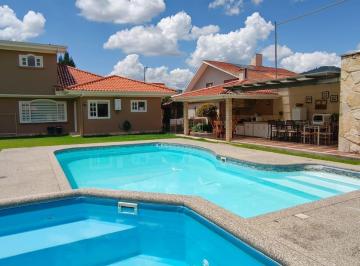 Casa · 900m² · 3 Habitaciones · 4 Estacionamientos · Casa con Piscina, Challuabamba