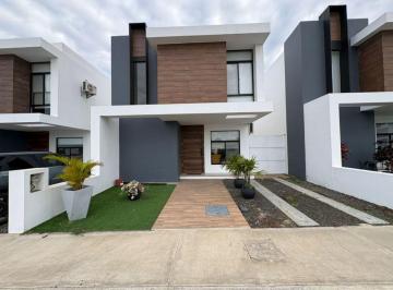 Casa de 3 habitaciones, Manta · Casa de Venta en Manta Zona Sur Baru