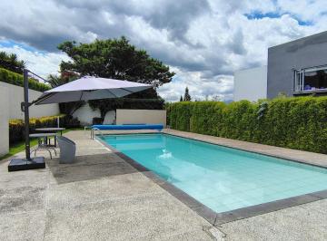 Casa de 3 habitaciones, Quito · Casa de Venta en El Centro de Cumbaya Precio de Oportunidad