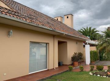 Casa · 290m² · 5 Habitaciones · 8 Estacionamientos · Vendo Casa con Piscina + 5 Habitaciones Urb. Privada