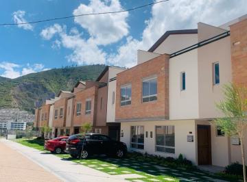 Casa · 126ha · 3 Habitaciones · 2 Estacionamientos · Casas en Venta por Estrenar, Pomasqui, Tres Dorm.