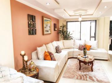 Casa · 186m² · 4 Habitaciones · 1 Estacionamiento · Casa en Venta Remodelada en Pomasqui Calle San José