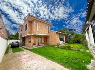 Casa · 294m² · 3 Habitaciones · 4 Estacionamientos · Casa Independiente con Amplio Terreno en San Joaquín | 3 Dorm., Jardines y Bbq