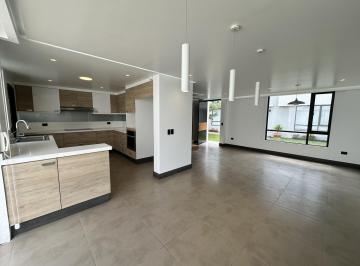Casa · 158m² · 3 Habitaciones · 2 Estacionamientos · Casa en Venta 3hb Tumbaco Cerca Ruta Viva