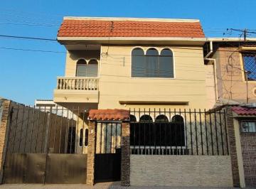 Casa de 3 habitaciones, Guayaquil · Casa Renovada con Terraza en Venta, Guayacanes