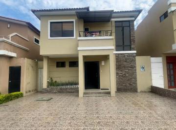 Casa de 3 habitaciones Venta USD 195.000 · Casa en Venta Moderna y Solida en Urb. Ciudad Celeste, Propietaria Abierta a Escuchar Ofertas Serias