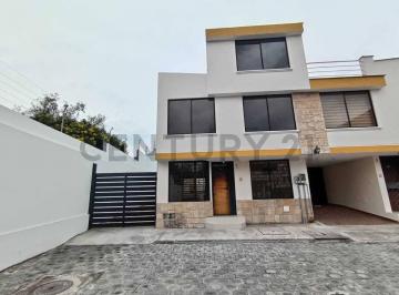 Casa · 172m² · 4 Habitaciones · 2 Estacionamientos · Casa en Venta en Conjunto Privado con Áreas Verdes en Pomasqui