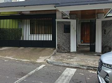 Casa de 5 habitaciones, Quito · Se Vende Hermosa Casa Re Modelada Mas un Departamento Dentro de La Urbanización El Condado