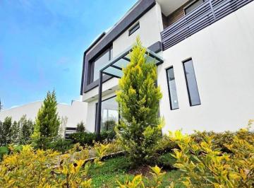 Casa · 340m² · 3 Habitaciones · 2 Estacionamientos · Casa Nueva en Venta | Puembo | La Palma Polo Club | Ideal Familias