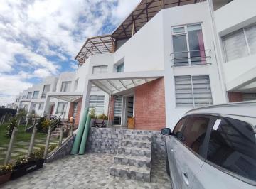 Casa · 123m² · 4 Habitaciones · 1 Estacionamiento · Casa 3 Plantas Paseos del Pichincha Remodelada con Ampliación