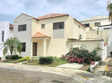 Casa · 120m² · 3 Habitaciones · 2 Estacionamientos · Alquilo Casa, Ciudad del Sol, Esquinera