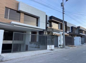Casa · 450m² · 4 Habitaciones · 4 Estacionamientos · Casa en Venta Challuabamba, Área Verde. Sector Supermaxi