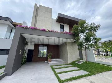 Casa · 238m² · 4 Habitaciones · 1 Estacionamiento · Venta de Casa de 4 Habitaciones, Cada Una con Baño Privado.
