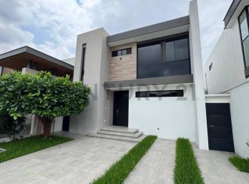 Casa · 198m² · 2 Habitaciones · 2 Estacionamientos · Venta de Casa en Urb. El Condado de Tres Habitaciones Cada Una con Baño Privado