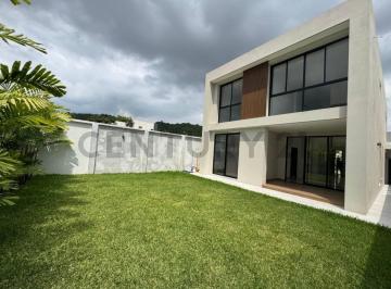 Casa · 275m² · 4 Habitaciones · 3 Estacionamientos · Venta de Casa de 4 Habitaciones, Cada Una con Baño Privado, en Urb. El Condado