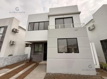 Fachada moderna · Venta de Casa 4 Habitaciones en Urb. La Joya Etapa Aguamarina. M. n